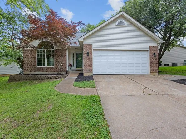 11917 Katiejo Ct, Maryland Heights, MO 63043