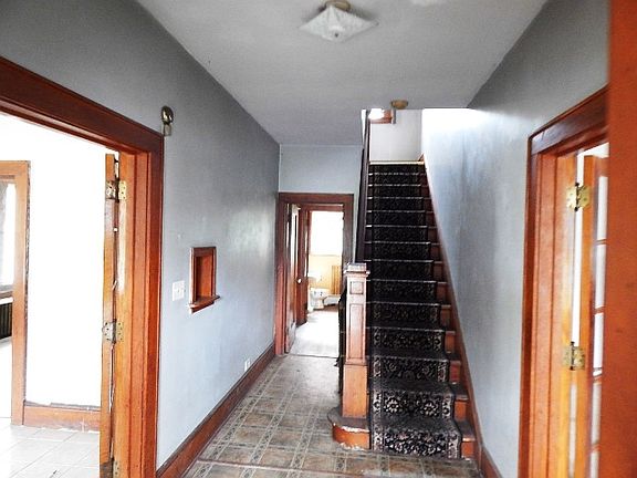 4th image of 208 Sprague Ave