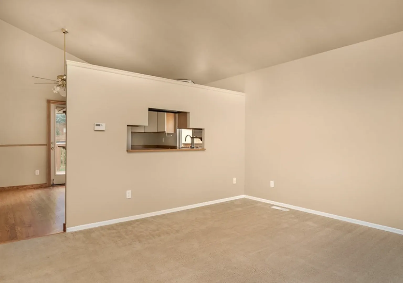 Charming 3-Bed, 2-Bath Tri-Level Home in Redmond, Steps from Marymoor Park" — Photo 4