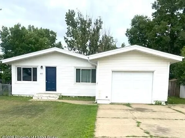 843 Dell Ave, Dickinson, ND 58601
