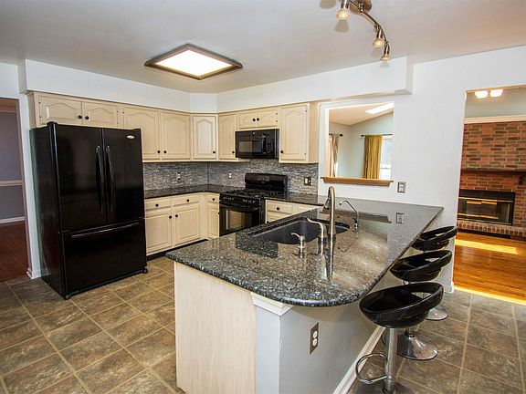 2nd image of 13315 Newport Ct