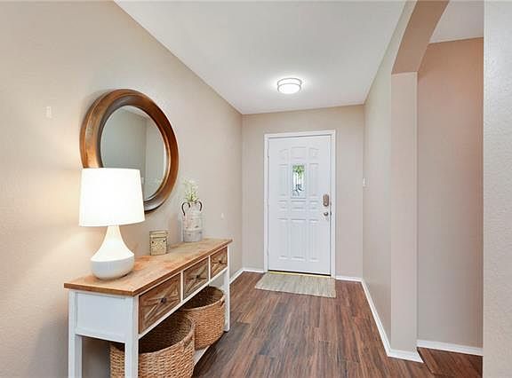 4th image of 404 Bubbling Brook Dr