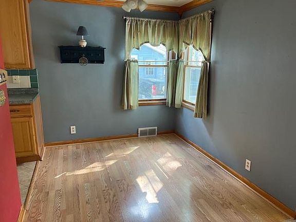 4th image of 1226 Superior St