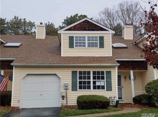 569 Race Pl, Oakdale, NY 11769