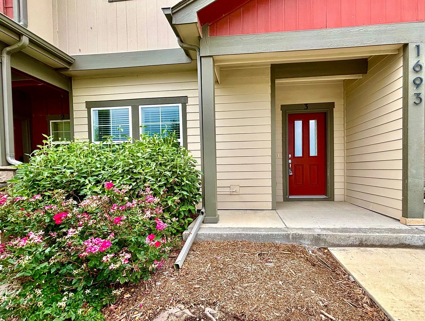 Beautiful 3 bed, 2.5 bath Townhome in West Windsor! — Photo 1