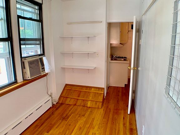 2nd image of 102 Washington Pl APT 1B