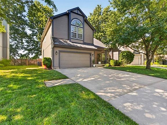 2nd image of 108 NE Gaslight Ln