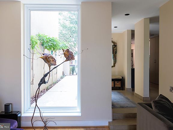 3rd image of 524 6th St SE