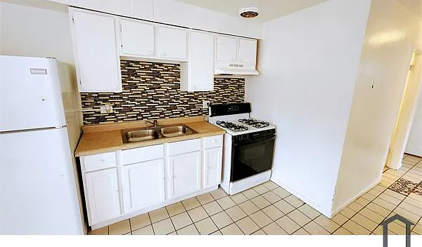 2100 Williamsburg Dr #302 — Photo 10
