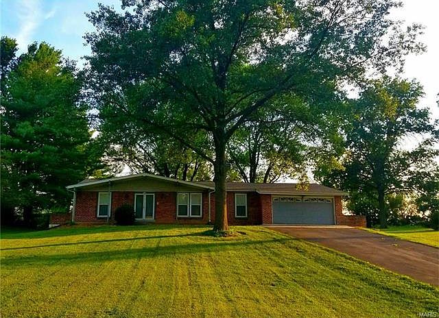 1st image of 984 Woodcrest Ln