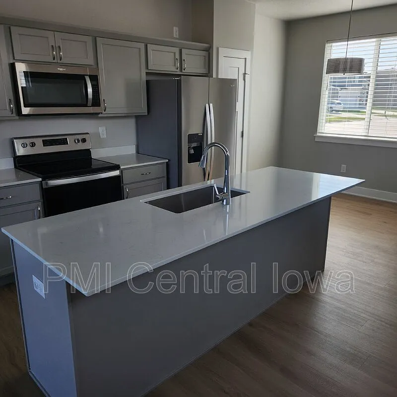 3 bed, 2.5 bath, 1551 sqft, $2,120 — Photo 3