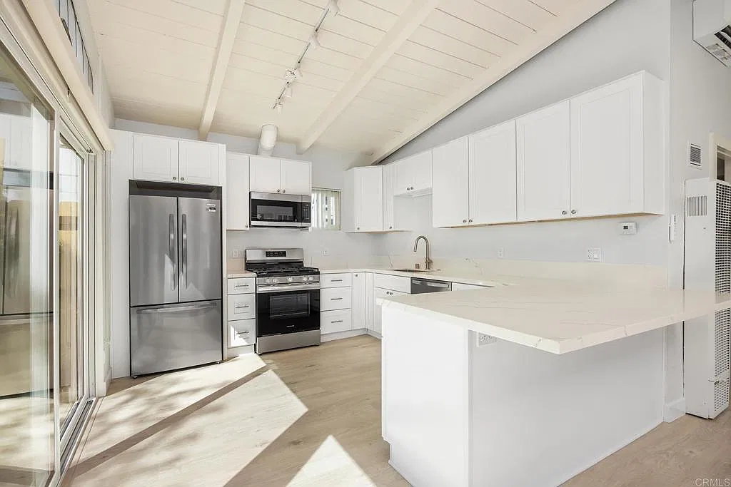 2 bed, 720 sqft, $5,600 — Photo 3