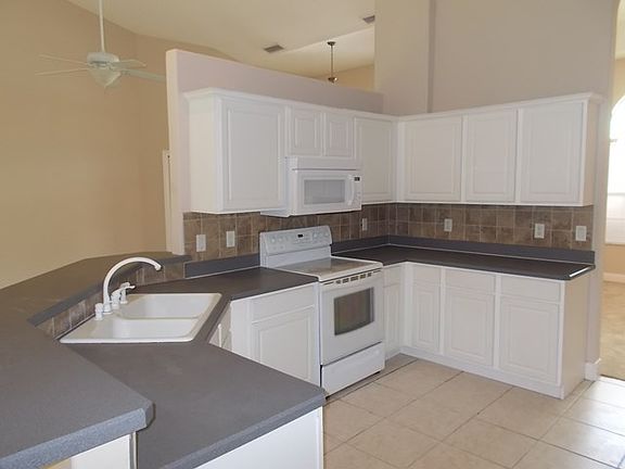 4th image of 8 White Deer Ln