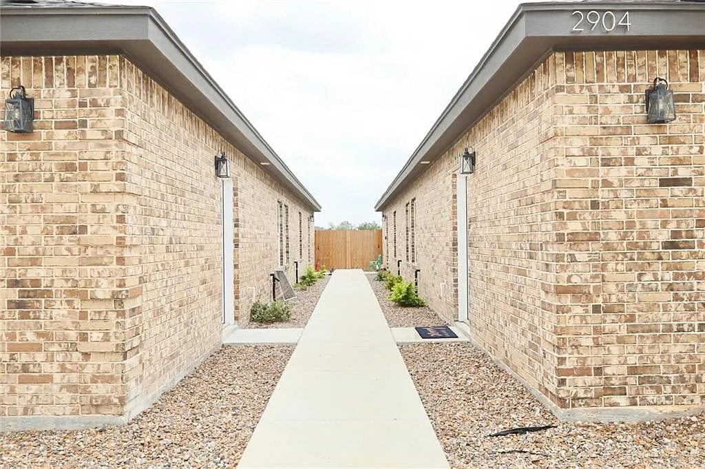 2 bed, 2.0 bath, 4172 sqft, $1,000 — Photo 2