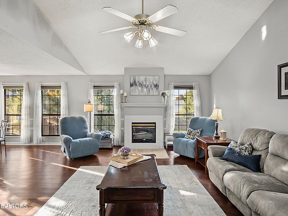 4th image of 1913 Rosebud Dr