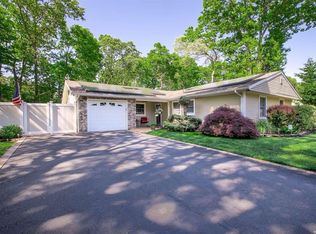 7 Woodridge Ln, Coram, NY 11727
