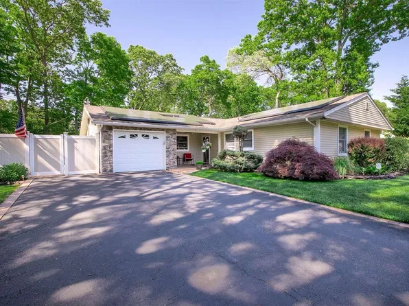 7 Woodridge Lane, Coram, NY 11727