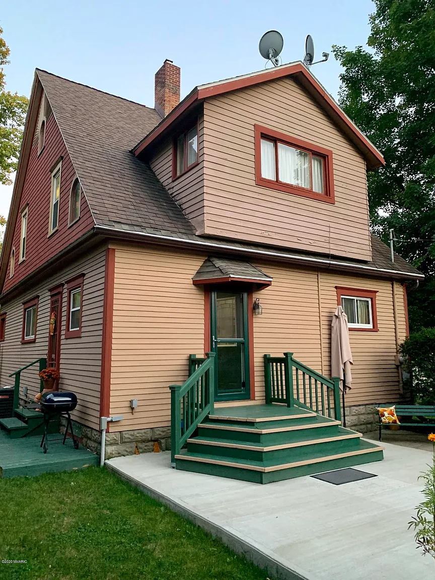 240 Pleasant St photo 1