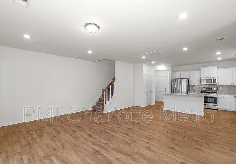 2831 Aubrey St — Photo 4