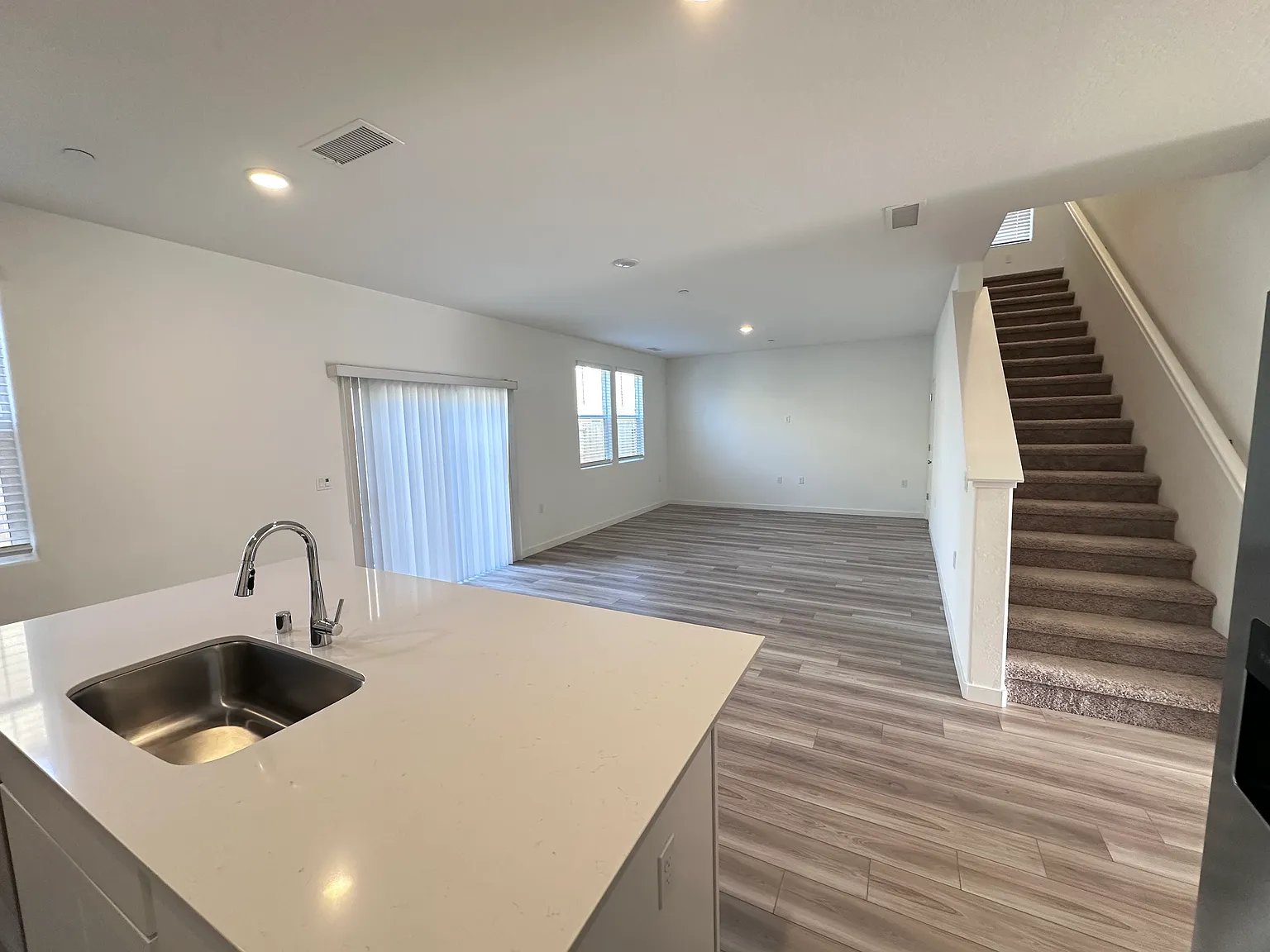 5 bed, 2287 sqft, $3,300 — Photo 3