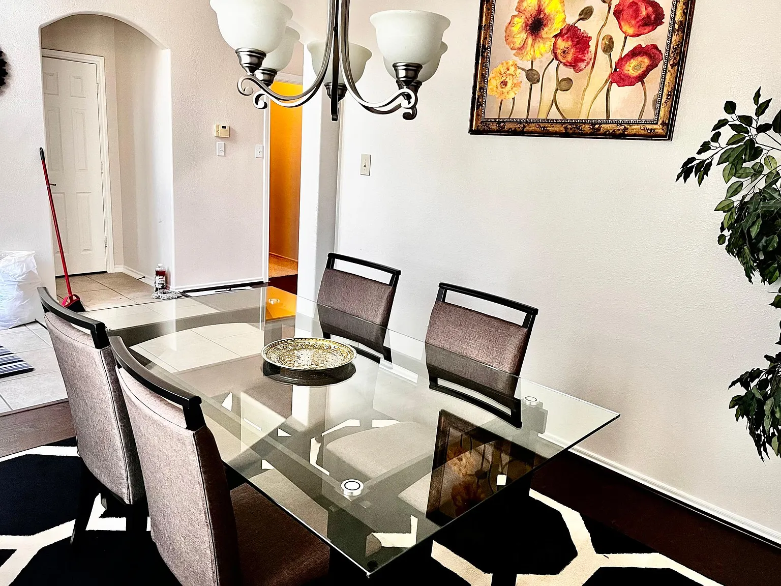 4 bed, 2.5 bath, 2583 sqft, $3,700 — Photo 2