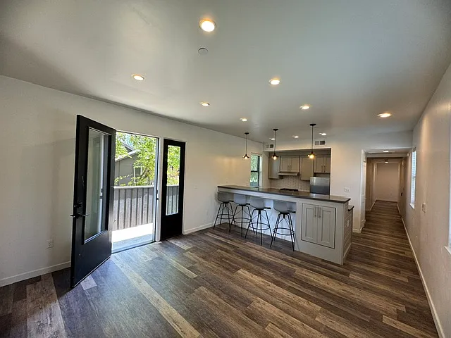 3 bed, 1240 sqft, $3,150 — Photo 2