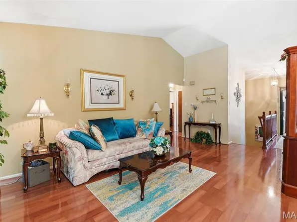 11010 Thousand Oaks Dr, Saint Louis, MO 63136