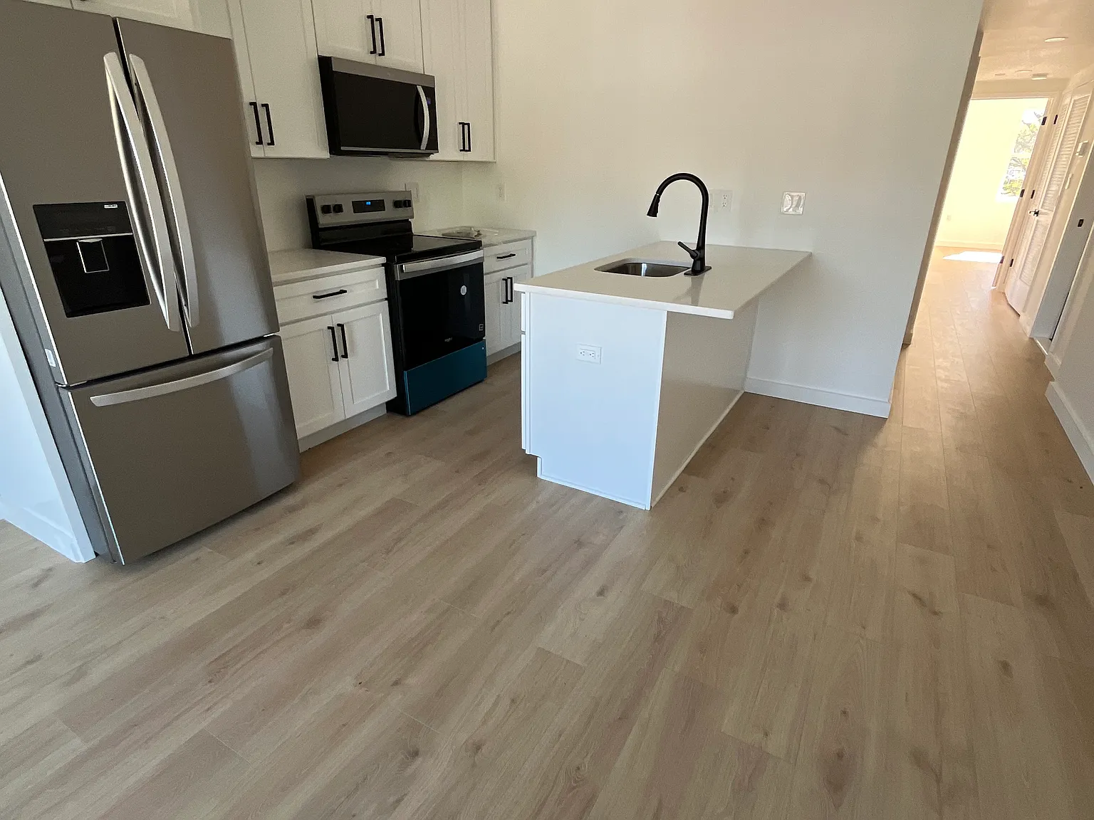 3 bed, 900 sqft, $3,750 — Photo 2