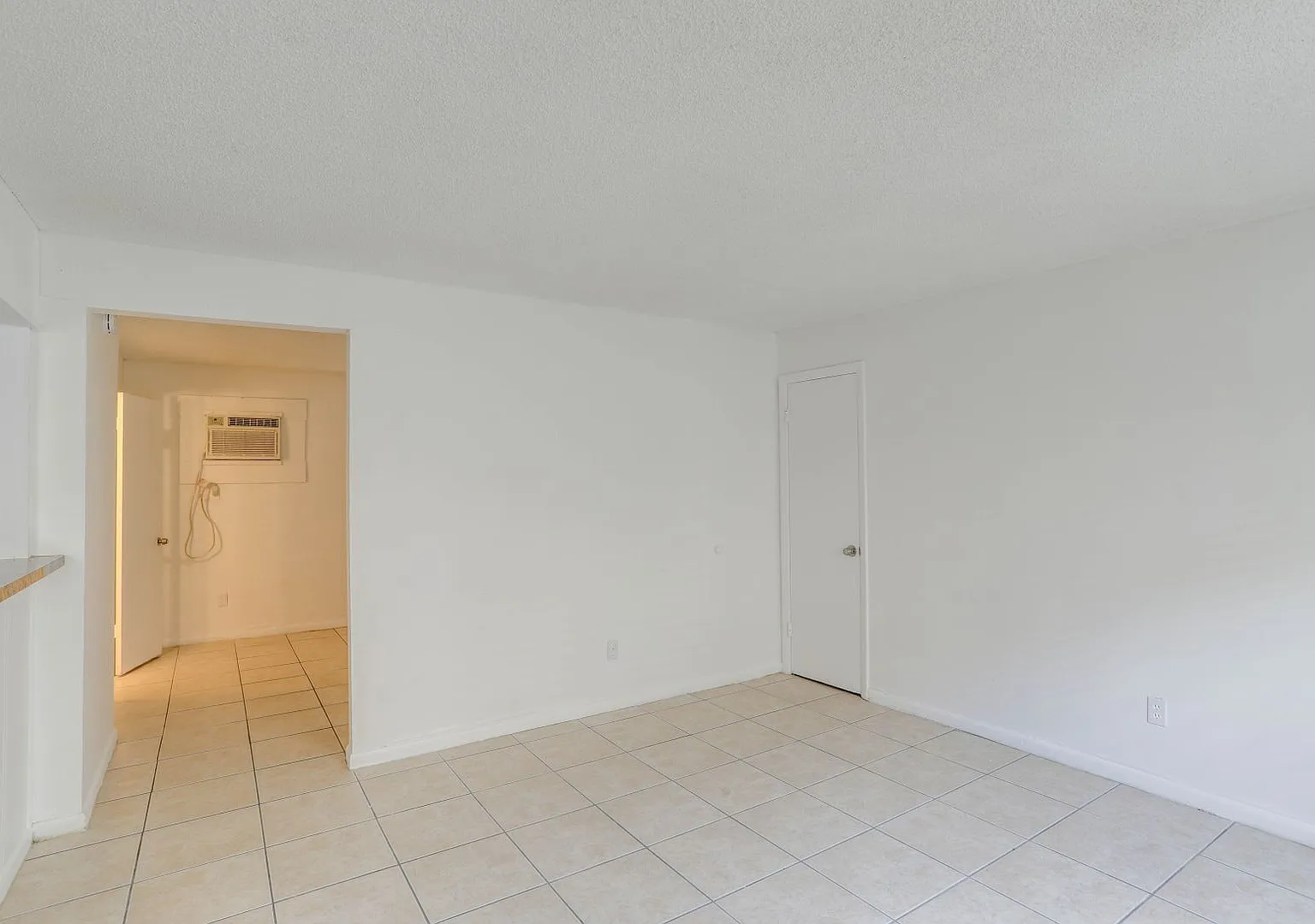 Aztec Apartments — Photo 4