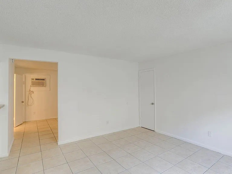 Aztec Apartments — Photo 4