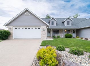 1909 Dane Kelsey Dr, Pekin, IL 61554