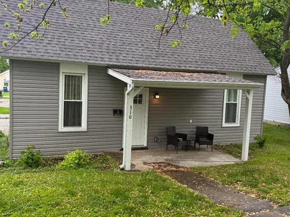 310 N 4th St, Elsberry, MO 63343