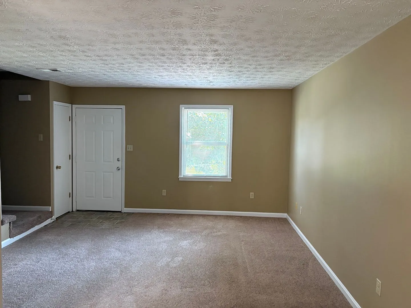 216 Calumet Dr — Photo 2