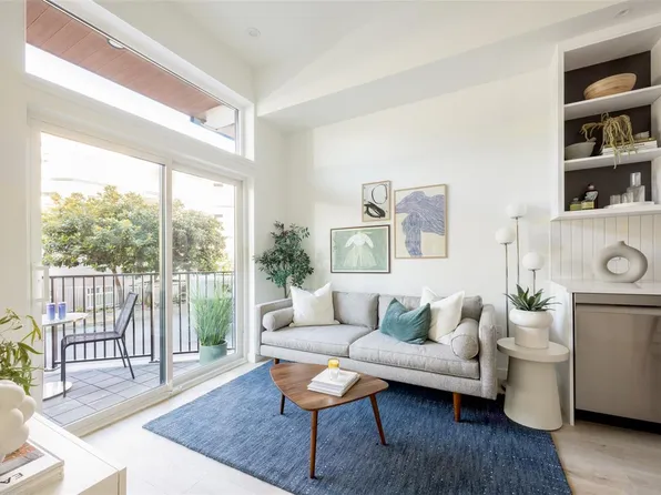 1075 Tillicum Rd #104, Esquimalt, BC V9A 2A4