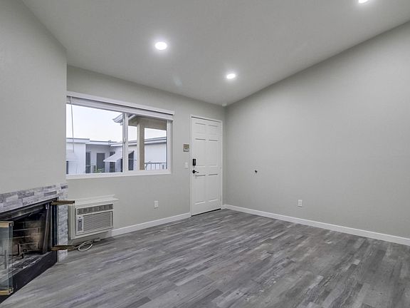 3rd image of 5-4136 Georgia St #5