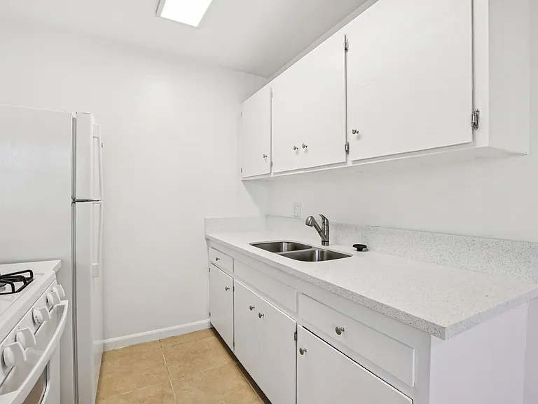 Anaheim Place — Photo 19