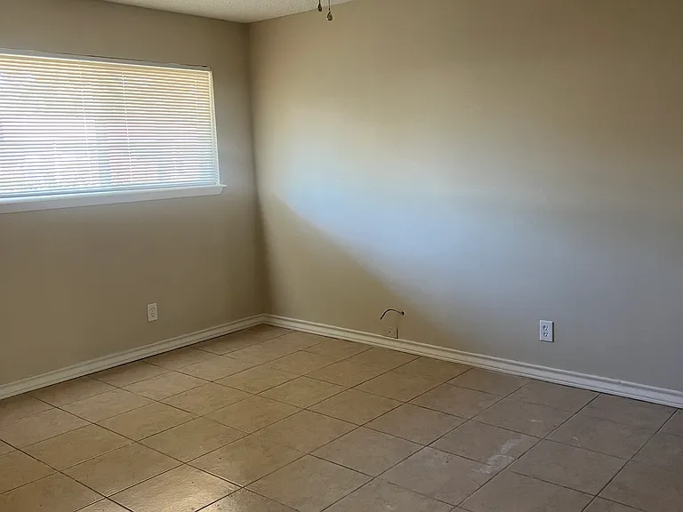 1535 Cleo St — Photo 8