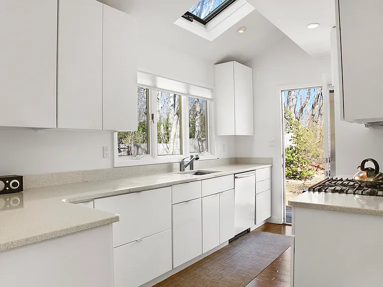 35 Gardiners Ln — Photo 7