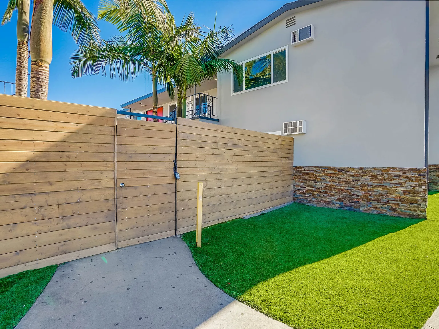 900 Alamitos Ave — Photo 4