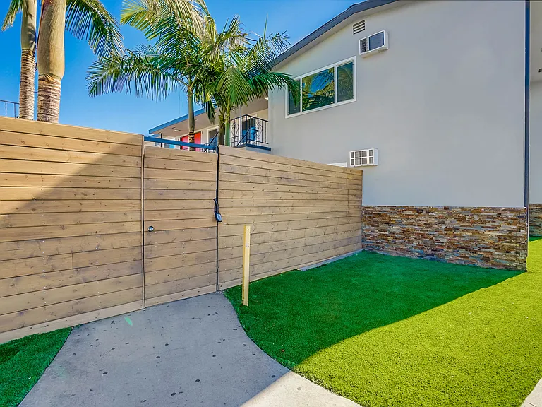 900 Alamitos Ave — Photo 4