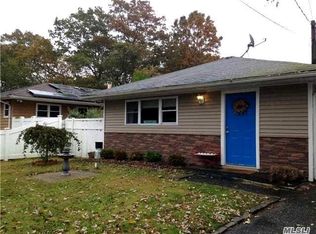 78 Brushwood Dr, Shirley, NY 11967
