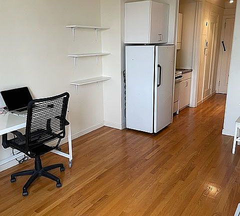 5th image of 310 Riverside Dr #18