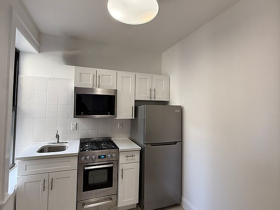 3rd image of 277 W 11th St APT 6C