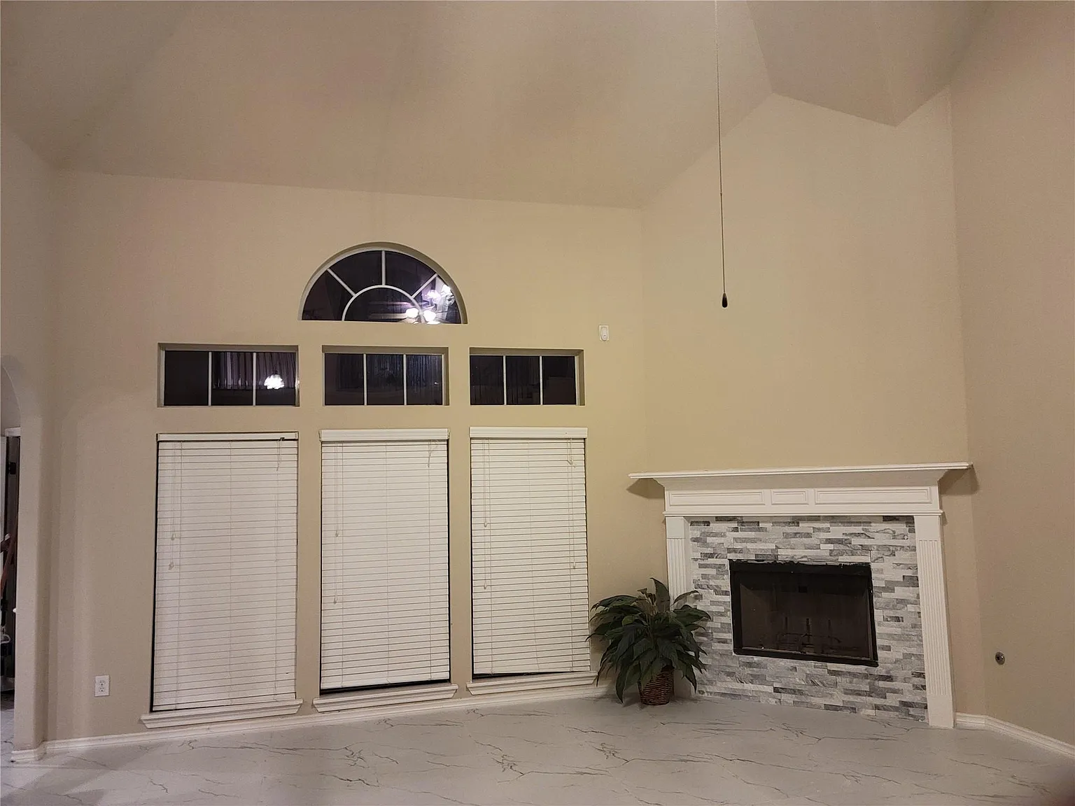 5 bed, 3.5 bath, 4008 sqft, $3,250 — Photo 4