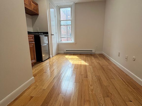 5th image of 304 Newbury St #8