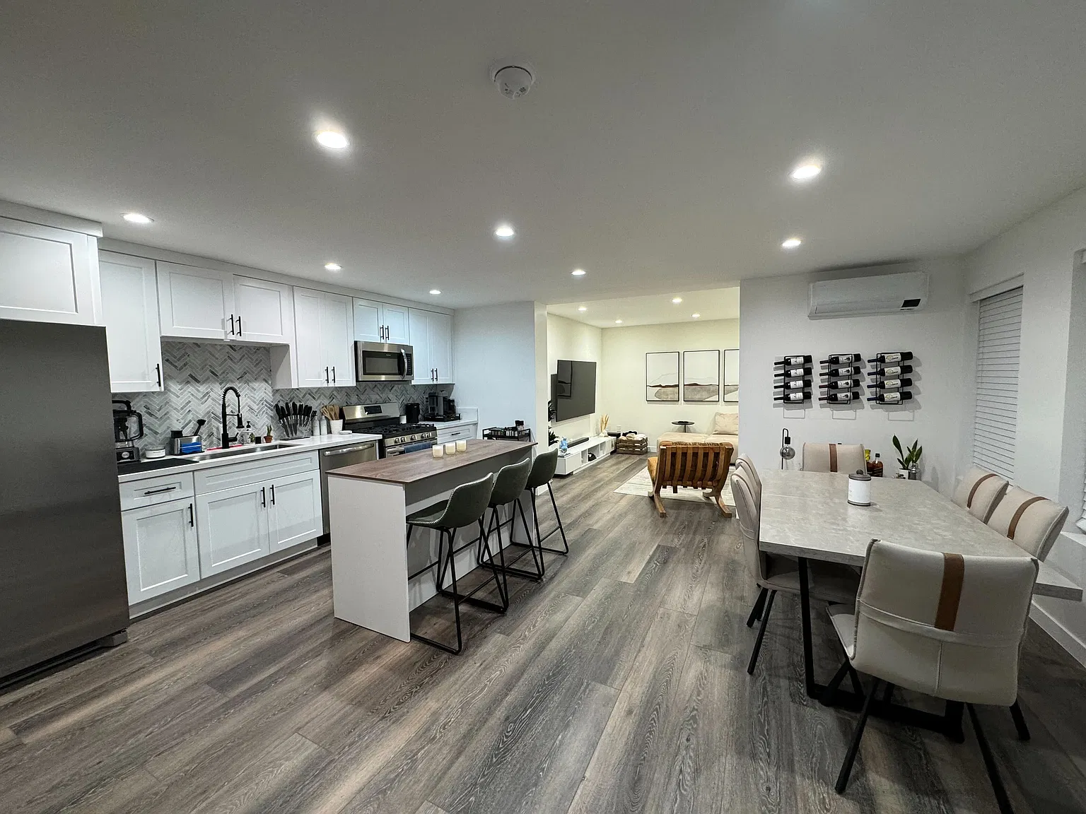 1 bed, 800 sqft, $2,400 — Photo 1