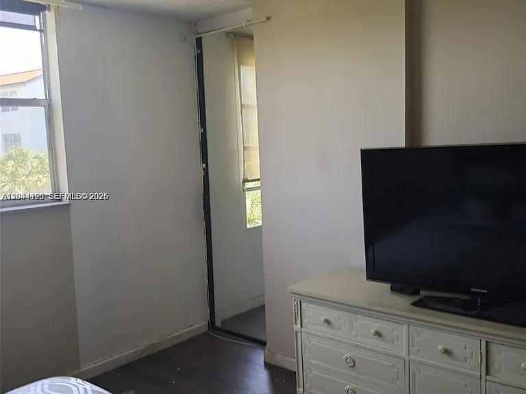 2821 Somerset Dr #312 — Photo 4