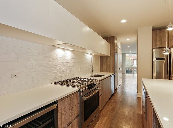 5th image of 1637 N Artesian Ave #1