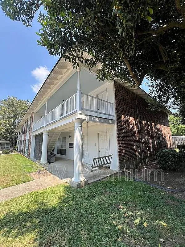 1 bed, 1.0 bath, 930 sqft, $1,200 — Photo 1