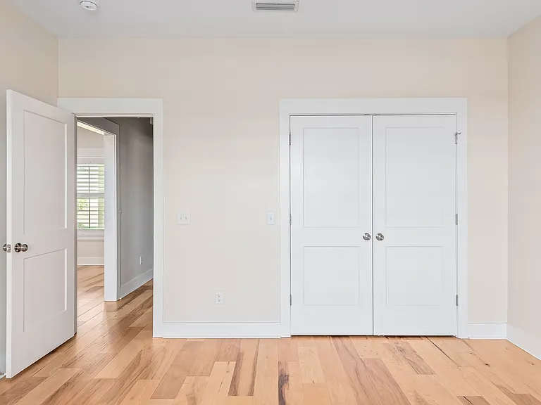 109 Oxford St — Photo 4